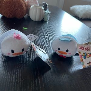 Disney round1 tsumtsum donald and daisy duck(free w bundle)